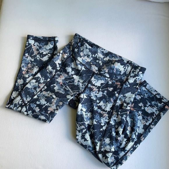 lululemon athletica Pants - Lululemon Cropped Leggings Size 6